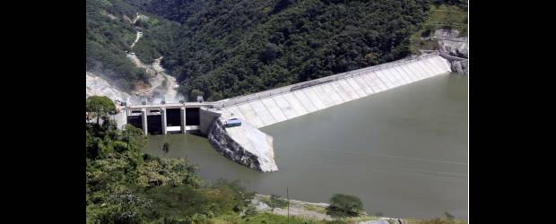 Porce III ajusta la tuerca inaugural | Julio Cesar Herrera | La presa de Porce III contiene 170 millones de metros cúbicos de agua que inundan 514 hectáreas. El complejo reutiliza las aguas del desarrollo hidroeléctrico del río Porce que conforman las centrales Troneras, Guadalupe III, Guadalupe IV, Niquía, La Tasajera, Porce II, Riogrande, Troneras y Miraflores.