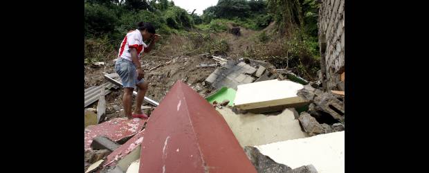 Crece número de víctimas por las lluvias | Edwin Bustamante, Cartagena | De la casa de Juana Rojas solo quedaron las paredes y ventanas. Atrás está el cerro de La Popa que amenaza todos los días con venirse abajo.