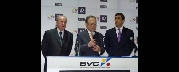 La acción de ISA pisará fuerte en Chile y Perú | Cortesía | En el medio, el gerente General de ISA, Luis Fernando Alarcón, cuando hacía la apertura del mercado, ayer en la Bolsa de Valores de Colombia. Lo acompañan el presidente de la Junta Directiva de la empresa, Orlando Cabrales Martínez -izquierda- y el presidente de la Bolsa, Juan Pablo Córdoba Garcés.