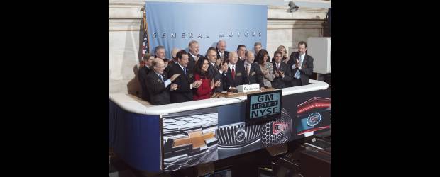 Una GM recuperada volvió a bolsa | | El equipo directivo de General Motors (al centro su CEO Daniel Akerson) participaron esta semana en la apertura de la sesión de la Bolsa de Nueva York en la que la firma volvió a transar sus títulos tras superar la crisis financiera