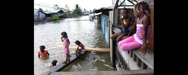 La Niña se creció y no dará respiro | Robinson Sáenz | Al igual que Riosucio, el corregimiento Domingodó, del municipio El Carmen del Darién (Chocó), se encuentra anegados por las lluvias. Por lo menos hay 250 familias afectadas.