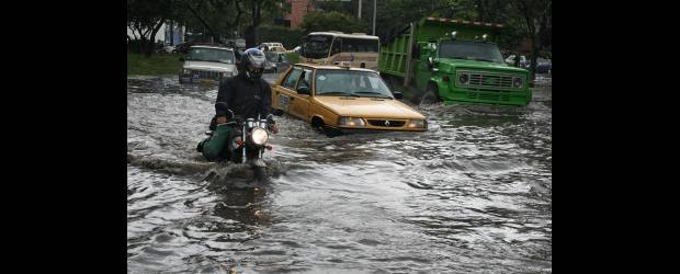 Un diluvio colapsó media ciudad | Juan Antonio Sánchez | En el sector de La Macarena, los conductores navegaron, literalmente, sobre las aguas. Muchos vehículos se vararon porque resultaron afectados.