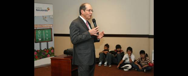 Bancolombia crece en la educación financiera | Juan Antonio Sánchez | El presidente de Bancolombia, Jorge Londoño Saldarriaga, sirvió de orador para docentes y estudiantes de varias instituciones de Medellín, en la clausura de la primera etapa del proyecto de Educación Financiera.