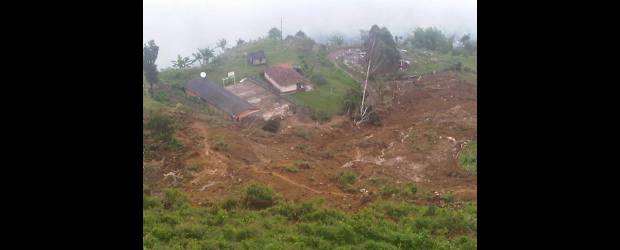 Bloqueo vial agobia a los caramanteños | Cortesía | La imagen muestra la forma como quedó la vía al corregimiento Barroblanco, con pérdida del restaurante de la escuela rural y tres viviendas, que se tenía como primera opción de comunicación ante el cierre de la carretera principal.