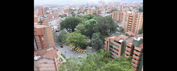 En Laureles se respira tranquilidad | | En Laureles hay una buena combinación tanto de áreas construidas como de naturaleza, lo que posiblita sectores donde se puede caminar y descansar como son los parques. Asímismo, sus apartamentos disponen de habitaciones amplias con balcón en algunos