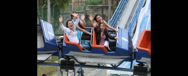 El Blue Fire viaja a toda velocidad | Juan Antonio Sánchez | El Blue Fire es un tren que alcanza una velocidad constante durante su recorrido. Está entre 40 y 70 kilómetros por hora. En cada vagón caben 4 personas, para un total de 30 en toda la atracción, que es impulsada por ocho motores.