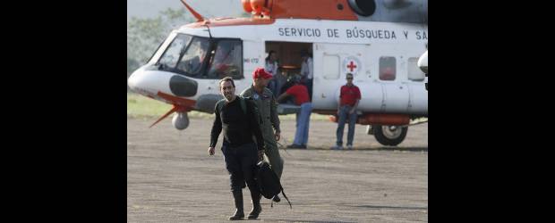 Familiares piden agilizar liberaciones | Archivo | Las Farc anunciaron que liberarán a tres uniformados y a dos civiles. Todavía no se precisó la fecha. En la foto, la liberación de Luis Eladio Pérez.