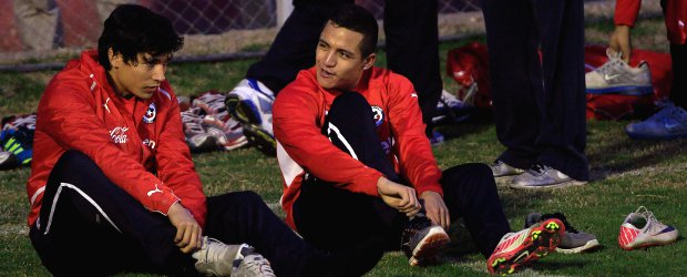 Perú y Chile deciden el ganador del Grupo C en el Clásico del Pacífico | Reuters | Matías Fernández (izq.) es duda para el compromiso, mientras Alexis Sánchez será titular ante Perú.