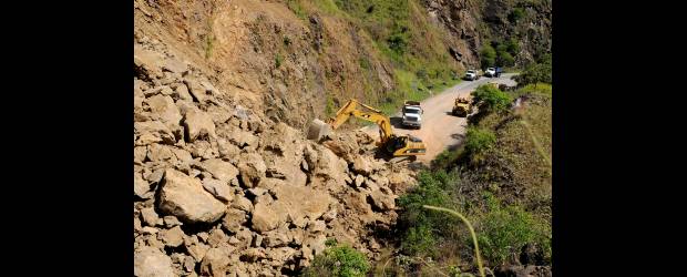 La emergencia sigue viva por 20 días más | Colprensa-El País | Un derrumbe en la vía Panorama, a la altura del kilómetro 3, en el sector conocido como Siete Vueltas o El Boquerón, entre Yumbo y Vijes en el Valle del Cauca, tiene obstruido el paso por esta carretera desde ayer.