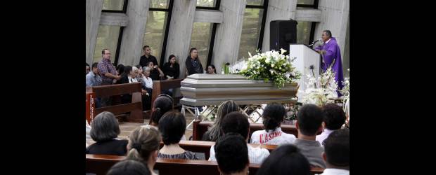 Dudas rondan crimen del alcalde de Santo Domingo | Edwin Bustamante | En la iglesia de Campos de Paz, el féretro del alcalde Jaime Humberto Sánchez, estuvo acompañado de distintas autoridades de Antioquia y Santo Domingo. Su hija Julia envió un emotivo mensaje a su familia.