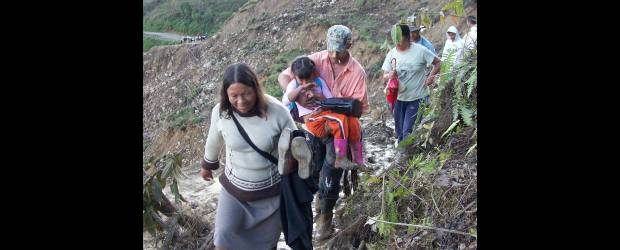 Toledanos resisten cierre de vía central | Cortesía José Eucario Agudelo | Los habitantes de la zona urbana del municipio y de veredas del sector del punto crítico, conocido como La Quesera, hacen trasbordo rutinario para llegar a sus destinos, una práctica que ofrece riesgos a su integridad. Voceros de la comunidad aseguran que la tierra no ha vuelto a "jalar" por el verano en la zona.