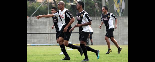 Cuesta ganó el pulso y será titular naranja | Donaldo Zuluaga | Raúl Cuesta, el grandote de cabeza rapada, será titular por encima de Andrés Orozco (atrás) y Carlos Henao (derecha), dos que pelean su lugar en los 11.
