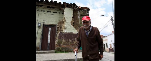 Bicentenario avanza, aunque algunos lloran | Julio César Herrera | Desde el lunes, cuando su hija Ivonne recibió la notificación de que entre el 28 de febrero y el 4 de marzo la EDU tomará posesión de su casa, don Gerardo anda triste y nervioso. Incluso lo vimos llorar angustiado.