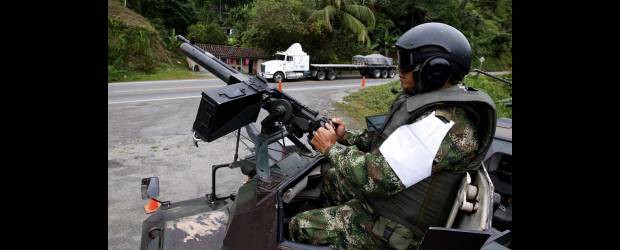 Que no se baje la guardia, claman en la vía a Berrío | Jaime Pérez, Enviado Especial Puerto Triunfo| Con tanques Urutú y Cascabel se fortalece la vigilancia en los sitios que en otros tiempos eran más vulnerables para la acción de los grupos guerrilleros y de la delincuencia común. Los aparatos, operados por personal del grupo Juan del Corral de la Cuarta Brigada, permanecen en la vía Medellín-Bogotá y su movilización es más visible los fines de semana.
