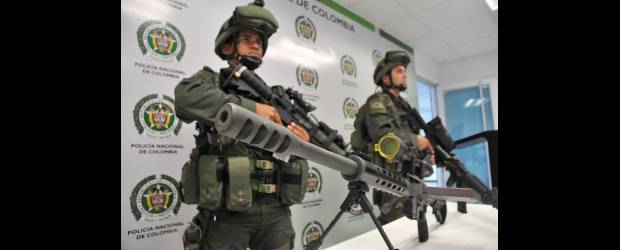 Incautan armas a "los Rastrojos" | Colprensa | Son tres modernos fusiles, uno de los cuales es conocido como tumba aviones, los incautados por la Policía Antinarcóticos en Cali.