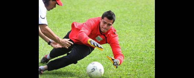 Brayan López se estrena en el torneo 2011 | Hernán Vanegas | En silencio y gran profesionalismo, el arquero Brayan López entrena todos los días con el Medellín. Sabe que en cualquier momento debe dar lo mejor.