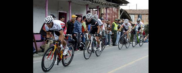Sergio Luis Henao tiene un pie en el Sky | Jaime Pérez | Sergio Luis Henao, de negro, (Gobernación de Antioquia-Indeportes) corre en la Clásica del Café en vías del Quindío y dentro de poco irá a la Vuelta a México. Este año también defenderá el título de la Vuelta a Colombia. Otro valor paisa.