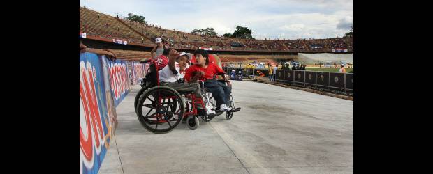 Al Atanasio llegarán 256 nuevas luminarias | Juan Antonio Sánchez | En el 75 por ciento marchan las obras en el estadio Atanasio Girardot, de Medellín. Las nueva rampa para discapacitados ya fue estrenada por los hinchas.
