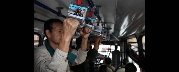 Agárrese bien para no caerse en el bus | Robínson Sáenz | En las horas pico es cuando más se observa la utilización de las manoplas de agarre que evitan que los pasajeros se tropiecen. La idea es utilizar el mecanismo en vehículos que transporten un promedio de 8.500 personas al mes.