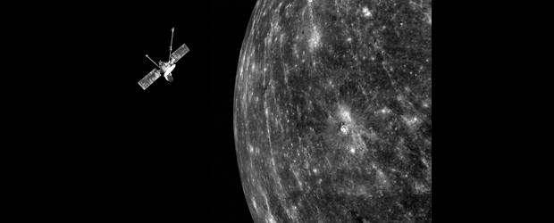 Mercurio está cerca por fin | Cortesía Nasa/carnegie Institution/John Hopkins | No es un montaje. La nave es la Mariner 10, que estaba perdida desde 1975. Cuando sobrevoló Mercurio fotografío apenas el 45 por ciento de la superficie.