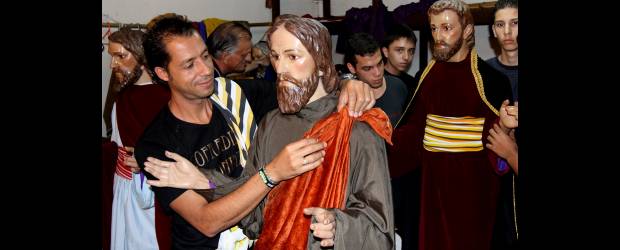 Campo Valdés es joven en Semana Santa | Fotos Donaldo Zuluaga | La música sacra inspira a los integrantes de la Cofradía mientras trabajan. Cada uno tiene claro su oficio: pintar, coser, vestir santos, construir escenografías. Todo lo hacen con lujo de detalle, estirando los pesos que recogen desde octubre con la venta de empanadas, natilla y buñuelos.