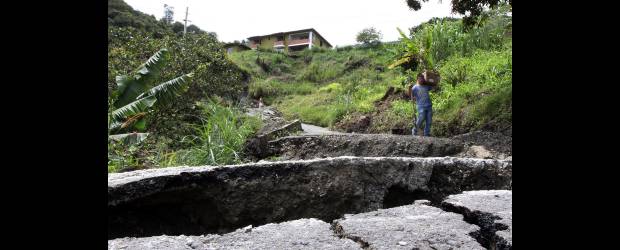 La Loma de Los Duque se derrumba a pedazos | Róbinson Sáenz | Aún después de una mañana de sol, un rumor de corrientes recorre los barrancos de la ladera, cada vez más abruptos. Los vecinos de la zona reconocen en la inclinación de los árboles, referencias del desplazamiento de la tierra.