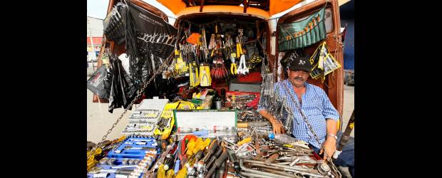 Una ferretería rodante frena en La Bayadera | Jaime Pérez | Quince minutos. Ni uno más. Es lo que toma Pedro García en armar su almacén cada día. Se trata de desarrumar la mercancía y disponerla en una suerte de mesa en la parte trasera. Llega a las seis para encontrar el sitio de parqueo libre.