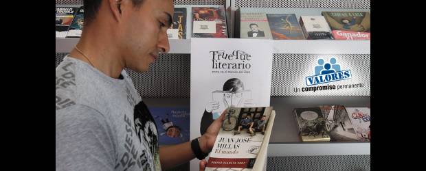 Mi libro se va con vos, el tuyo conmigo | Donaldo Zuluaga | Los libros se entregan en el punto de registro y, por cada uno, se da un formato para diligenciar. Las personas pueden tomarse el tiempo que quieran para visitar las diferentes secciones y elegir el libro que quieren llevarse. A la salida se devuelven los recibos y cada quien se lleva su nuevo texto.