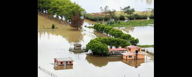 Río Bogotá no quiere salir de Chía | Colprensa, Chía-Cundinamarca | Las crecientes del río Bogotá tienen en emergencia a los municipios de Chía (en la foto), Lenguazaque, Cajicá y Villapinzón, en los cuales se reportan 592.545 damnificados. En la Universidad de la Sabana el nivel del agua