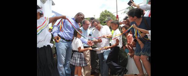 En Bajo Cauca la justicia se impartirá desde casa | Cortesía | En Antioquia se han construido 15 casas de justicia, y como lo anunció el ministro del Interior y Justicia, Germán Vargas Lleras, en pocos meses se inaugurarán otras tres. La comunidad de Cáceres y Caucasia expresaron su bienestar por contar con estas dos sedes para la solución de sus problemas.