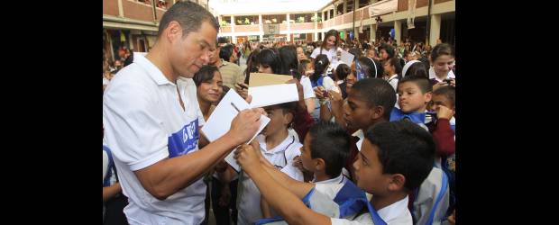 El futbolista colombiano sí rinde afuera | Hernán Vanegas | Óscar Córdoba, quien el viernes repartió 1.100 kits escolares con el BBVA en el colegio José Miguel de la Calle, de Envigado, lució feliz con el reconocimiento de los chicos.
