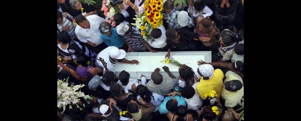Cánticos y lágrimas, un adiós para Ana Fabricia Córdoba | Julio César Herrera | El sepelio de Ana Fabricia Córdoba se realizó ayer en el cementerio San Pedro. Fue enterrada cerca a la tumba de su hijo, asesinado el año pasado.