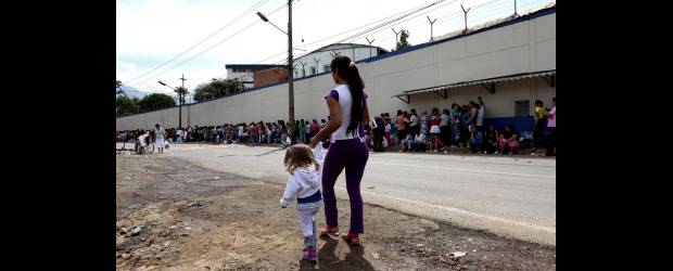 En prisión, Yovani conoció la pinta | Manuel Saldarriaga | El anuncio del Inpec de permitirles a los padres reos recibir las visitas de sus hijos llenó de emoción a las esposas y mamás, que no dudaron en acudir a la cita en la cárcel Bellavista. El Inpec explicó que tomó la medida como un estímulo para los presos en su resocialización y para lograr más integración familiar.