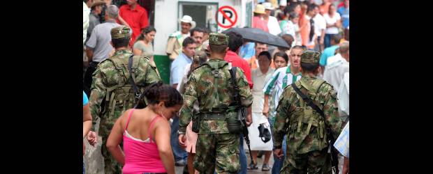 Protección a candidatos en Oriente está en marcha | Archivo | En las elecciones regionales de 2007 también hubo amenazas de los grupos armados ilegales a los candidatos a alcaldías y concejos en el Oriente antioqueño, pero la presencia de la Fuerza Pública y la participación de la gente en las elecciones llevaron al fracaso los planes contra la democracia.