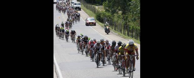 La Vuelta entró en suelo paisa: sobrará garrote | Róbinson Sáenz, Enviado Especial, Puerto Boyacá | Una vez cumplido el traslado inicial en carro, debido al pésimo estado de la vía, a la salida de Barranca se formaron los grupos que buscaron la escapada que diera la posibilidad de la victoria. Freddy Excelino González (Movistar) se embarcó en la fuga, para coronar en el caluroso Puerto Boyacá.