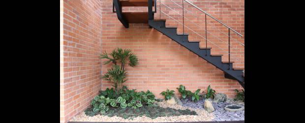 Acento verde, al interior |