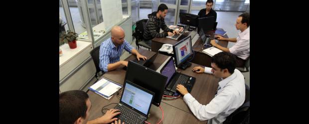 Eafit y Sofasa, unidos en un matrimonio perfecto | Julio César Herrera | Seis ingenieros de Eafit integran el equipo que trabaja en tres líneas de investigación, desarrollo e innovación para mejorar costos, tiempos y calidad de piezas y materias primas de los vehículos ensamblados por Sofasa.