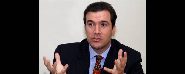 Felipe Sierra aceptó cargos y se entregaría | Archivo | Según ha informado la Fiscalía desde que ordenó su captura en 2008, el empresario Felipe Sierra fue la persona que puso en contacto al entonces director de Fiscalías León Valencia con alias "el Indio", segundo al mando de la banda "los Urabeños".