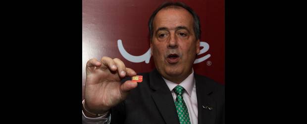 Une entró a la telefonía móvil | Julio César Herrera | El presidente de Une-EPM Telecomunicaciones, Horacio Vélez De Bedout, muestra la sim card de la compañía. El directivo aseguró que con el nuevo producto y el portafolio que ofrece, busca la integralidad en telecomunicaciones.