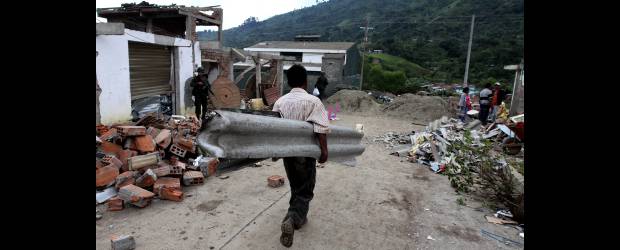 Farc se lavan las manos por hechos del Cauca | Manuel Saldarriaga | Los habitantes de Toribío iniciaron la reconstrucción de sus viviendas luego de que las Farc detonaran, el 9 de julio pasado, una chiva cargada con 14 pipetas explosivas. En esta población, 122 casas fueron destruidas.