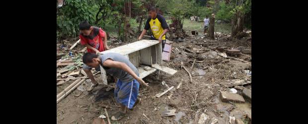Y La Chuscala se volvió un río | Hernán Vanegas | La comunidad del barrio María, en Copacabana, explicó que el desbordamiento de la quebrada La Chuscala se presentó a eso de las 5:30 de la tarde del domingo. Ayer adelantaron la remoción de materiales.