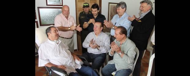 A corazón abierto, el encuentro Leoz-Montoya | Hernán Vanegas, Caldas | La plana mayor de la Confederación Suramericana de Fútbol visitó ayer por la mañana al profe Luis Fernando Montoya, quien aparece en compañía de su amigo Luis A. Sosa, Nicolás Leoz (sentado al lado), Eugenio Figueredo, Jaime Robledo y Néstor Benítez. Estuvieron felices al lado de Montoya y sus apuntes.