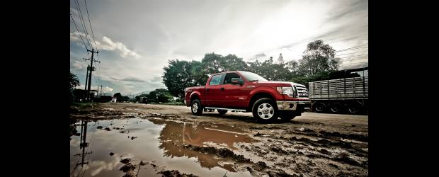 Ford F150: cuando menos es mucho más | Con algunos cambios que renuevan su parrilla frontal y le imprimen el nuevo estilo de diseño de Ford en este segmento, y con el profundo redimensionamiento de su corazón motriz, este vehículo continúa dando la batalla entre el segmento de las pick up
