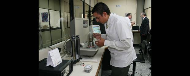 Acoplásticos celebra los 50 con solidaridad | Archivo | El Instituto de Capacitación e Investigación del Plástico y del Caucho (Icipc), que funciona en la Universidad Eafit, es una de las apuestas grandes de Acoplásticos para promover el desarrollo y la investigación de la industria.