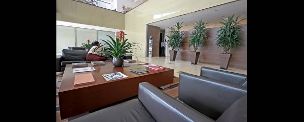 'Lobbys': espacios que dan la bienvenida | Tomando como punto de partida la importancia que ha tendio el lobby en espacios como hoteles, se ha buscado recuperar en las edificaciones de vivienda este espacio y el gesto de brindarle una bienvenida a residentes, propietarios y visitantes.