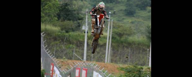 A Tatán y al Pollo los "bajaron" de sus motos | Archivo | Ni los deportistas se salvan de la delincuencia en las carreteras del país.