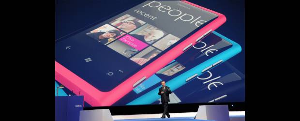 Windows Phone es el salvavidas de Nokia | Reuters | El Nokia Lumia 800 tendría un precio de 584 dólares, más barato que el más reciente iPhone 4S, pero más caro que muchos celulares con Android.