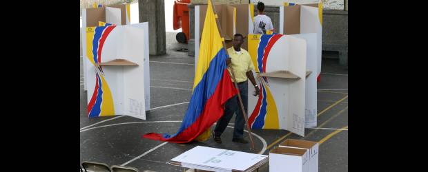 Invierno, otra amenaza para las elecciones | Archivo | En el departamento de Antioquia hay 912 puestos de votación con un total de 11,607 mesas. Hasta las cuatro de la tarde de hoy 1´336.292 personas aptas para votar en Medellín pueden acudir a las urnas a ejercer su derecho al voto.