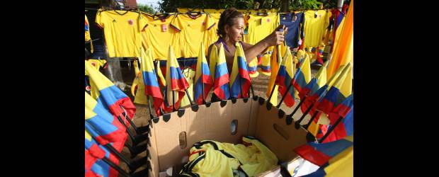 Invierno evita goce pleno en Curramba | Juan Antonio Sánchez, Enviado Especial, Barranquilla | La presencia de la Selección Colombia despierta la economía informal entre los barranquilleros y negociantes que llegan de otras regiones del país. Los hinchas ya empezaron a hacer presencia.