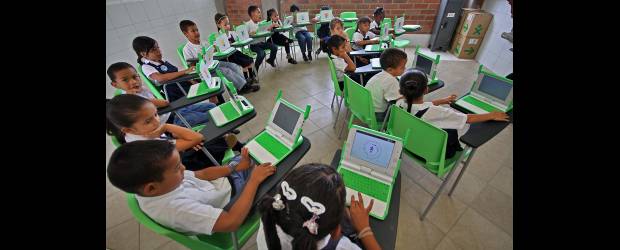 ¡Gracias por dejarnos soñar! | Henry Agudelo | Los niños estaban maquillados y vestidos para hacer una representación teatral. En cada aula ellos se conectan entre sí y a internet, a través de estos pequeños portátiles con los que descubren el mundo y están más cerca del conocimiento. Los One Laptop per Child (portátiles de carcasa verde) están para los estudiantes de preescolar hasta sexto grado.